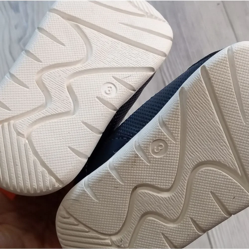 (19-3969) Carter's Shoes Sz 3